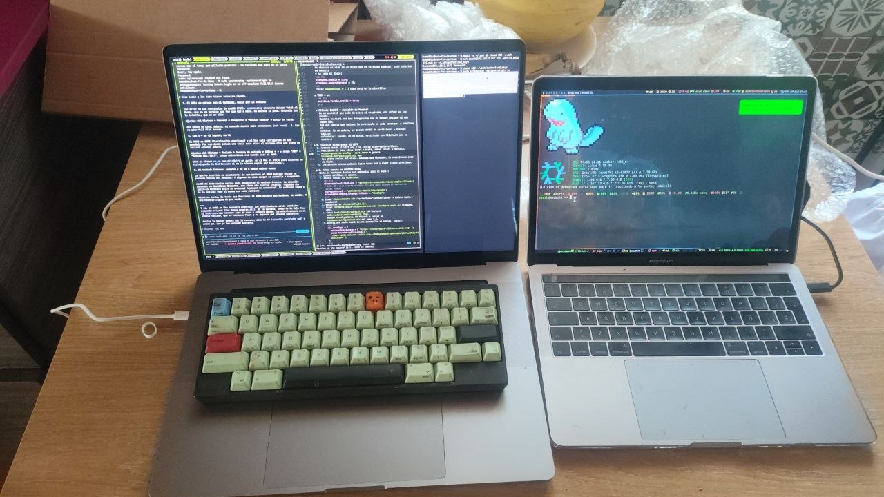 El portatil recien llegado, con el teclado mecanico encima, y el portatil viejo al lado