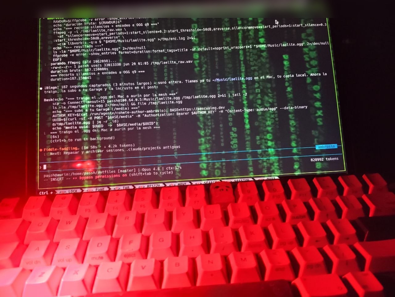 MacBook con la terminal llena de la conversación de este post, HHKB rojo y la sierra de noche — el instante exacto en que se gestaba esto